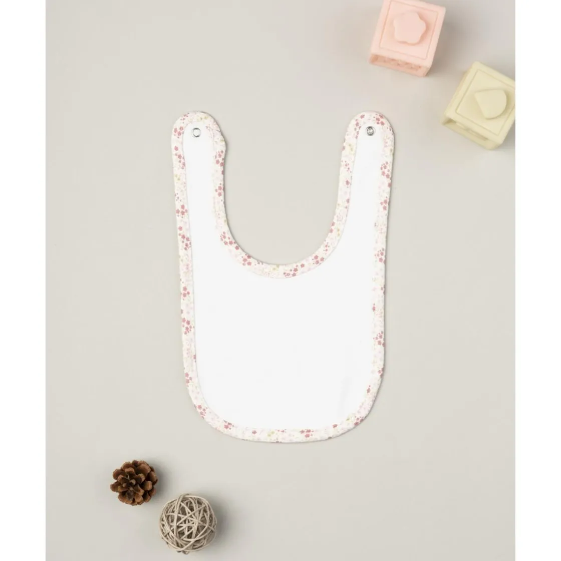 Prenatal Babero con conejito y flores para niña