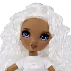 RAINBOW HIGH BABY born - Muñeca Fashion DIY colorear y crear - ojos morados, pelo rizado, top y zapatos extra, rotuladores arcoiris