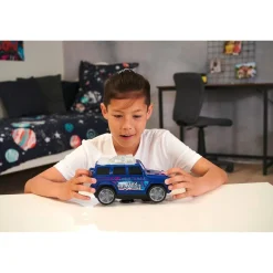 FUNKO UK LIMITED Coche de juguete con luces intermitentes, música y giros, incluye pilas ㅤ