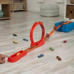 MATTEL Hot Wheels - Hot Wheels Pista Acrobacias en Llamas con vehículo incluido