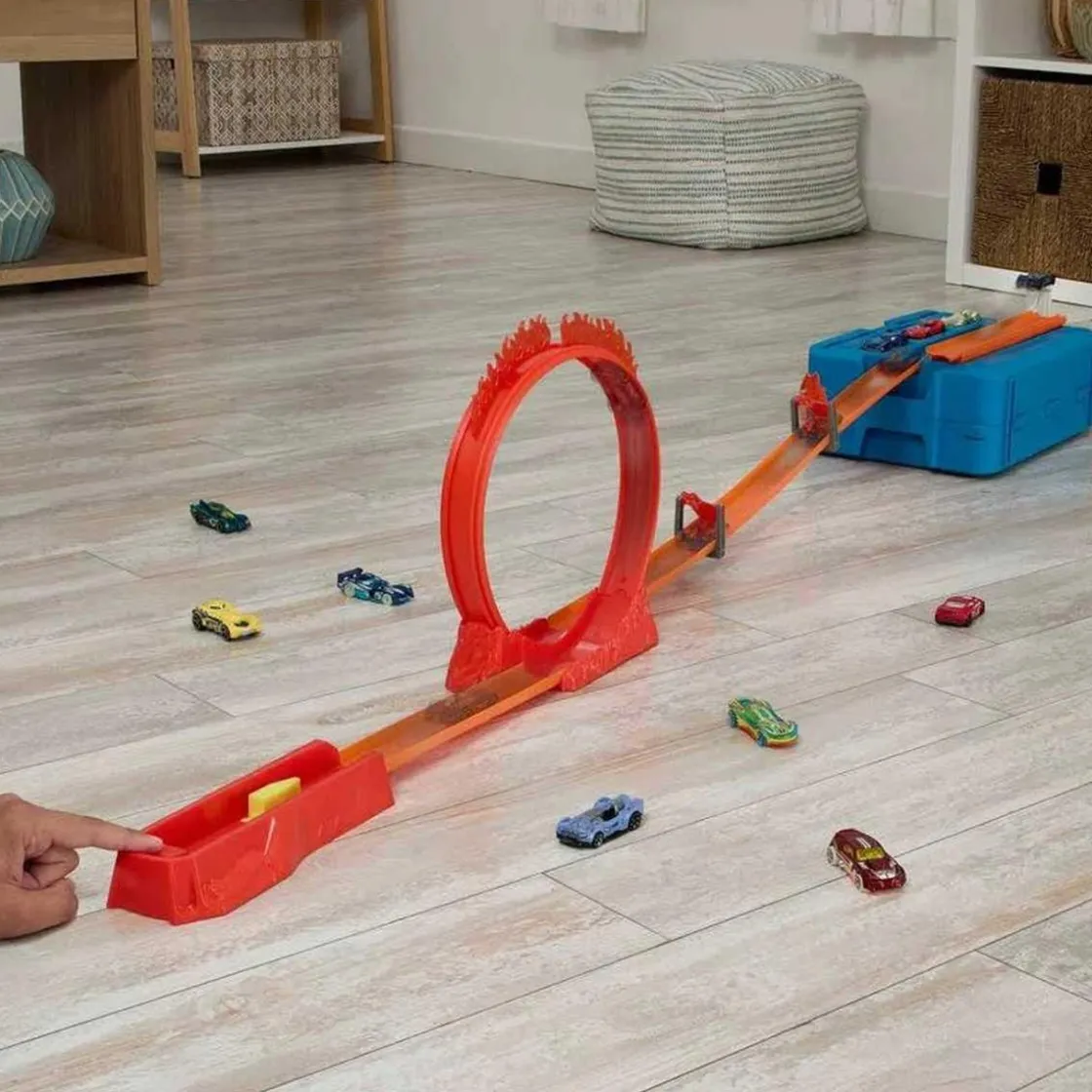 MATTEL Hot Wheels - Hot Wheels Pista Acrobacias en Llamas con vehículo incluido