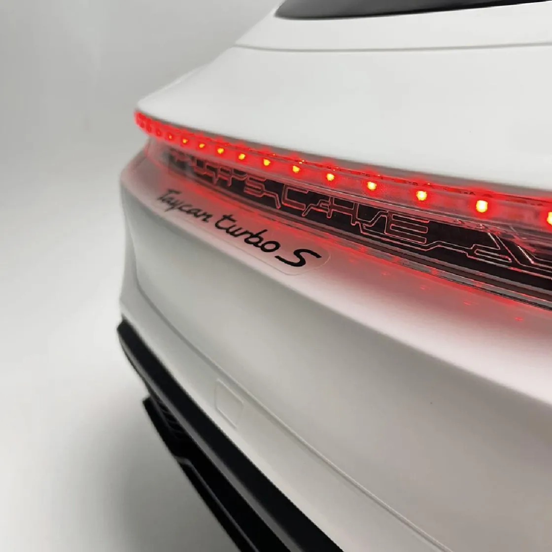 INJUSA - Porsche Taycan 12V Blanco* Vehículos De Batería O A Pedales