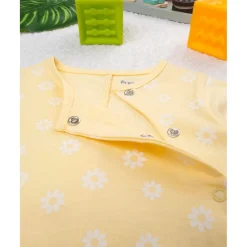 Prenatal Mameluco de niña amarillo con margaritas por todas partes