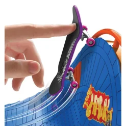 MATTEL - Parque de skate con monopatín de juguete y zapatillas para dedos ㅤ