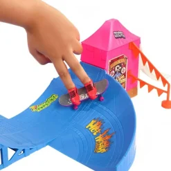 MATTEL - Parque de skate con monopatín de juguete y zapatillas para dedos ㅤ