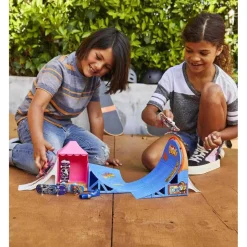 MATTEL - Parque de skate con monopatín de juguete y zapatillas para dedos ㅤ