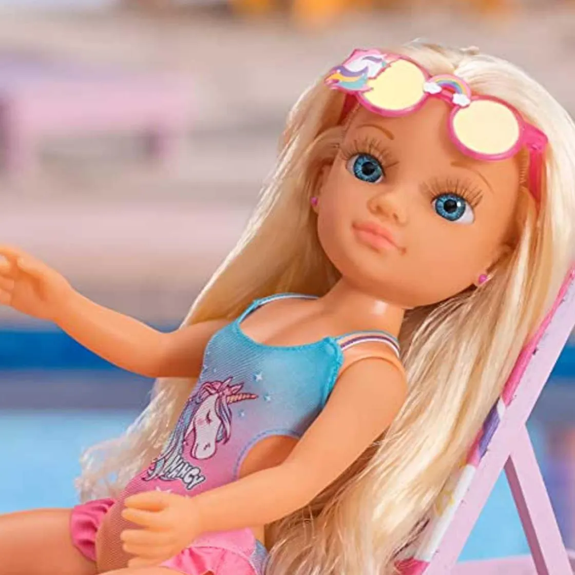 NANCY - Muñeca con toalla mágica, pelo rubio largo, accesorios veraniegos y unicornio