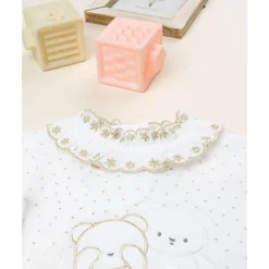 Prenatal Pelele bebé de terciopelo blanco con bordado dorado