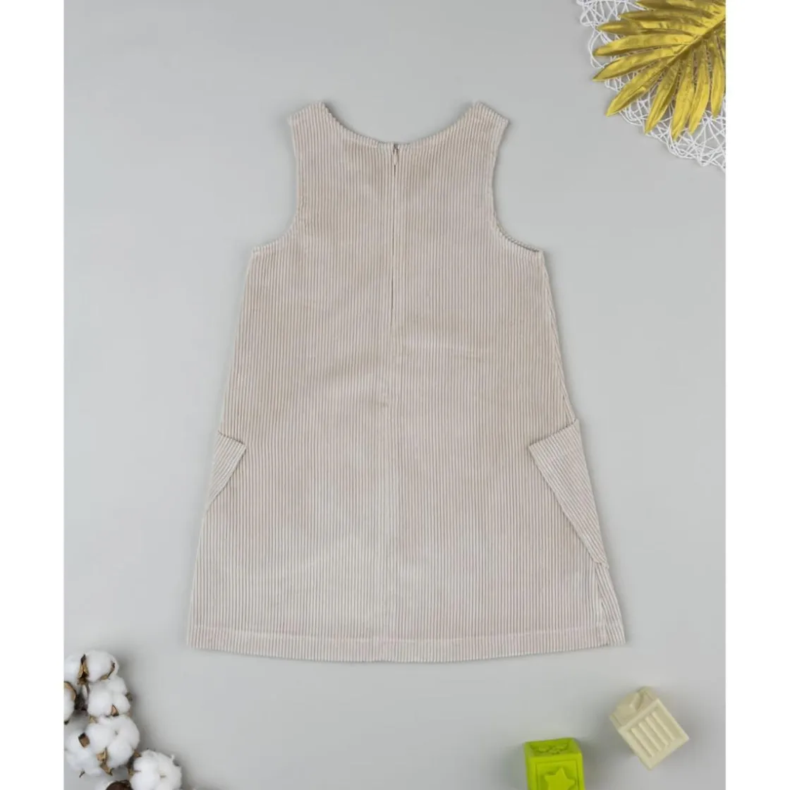 Prenatal Peto de pana beige con detalle floral para niña