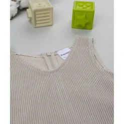 Prenatal Peto de pana beige con detalle floral para niña