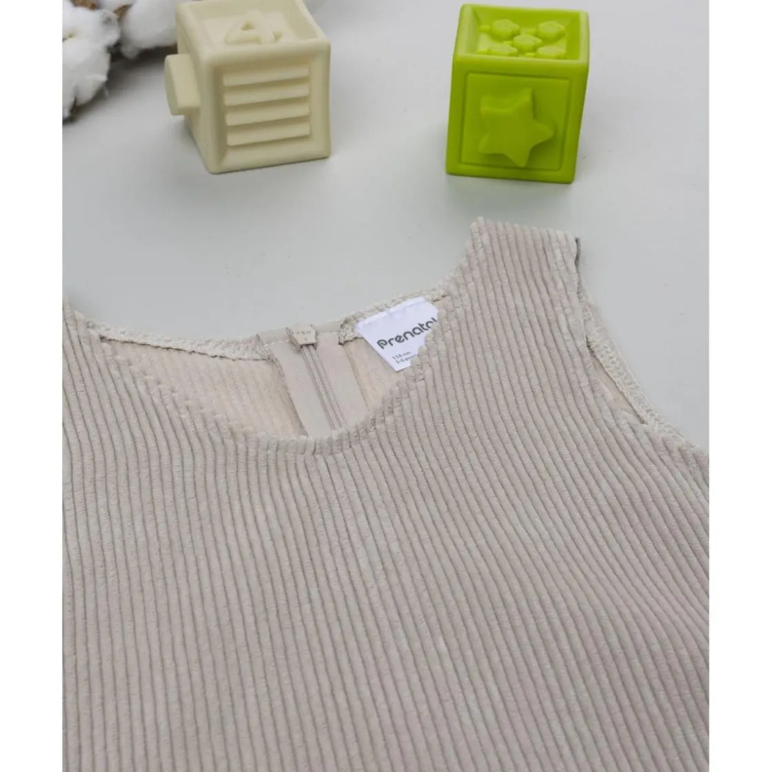 Prenatal Peto de pana beige con detalle floral para niña